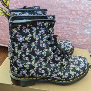 Dr. Martin's Floral Tydee Size 7 1460 W